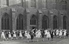 222610 Groepsportret met de (gekostumeerde) jeugdleden van de Utrechtse Arbeiders Gymnastiekvereniging Kracht en ...